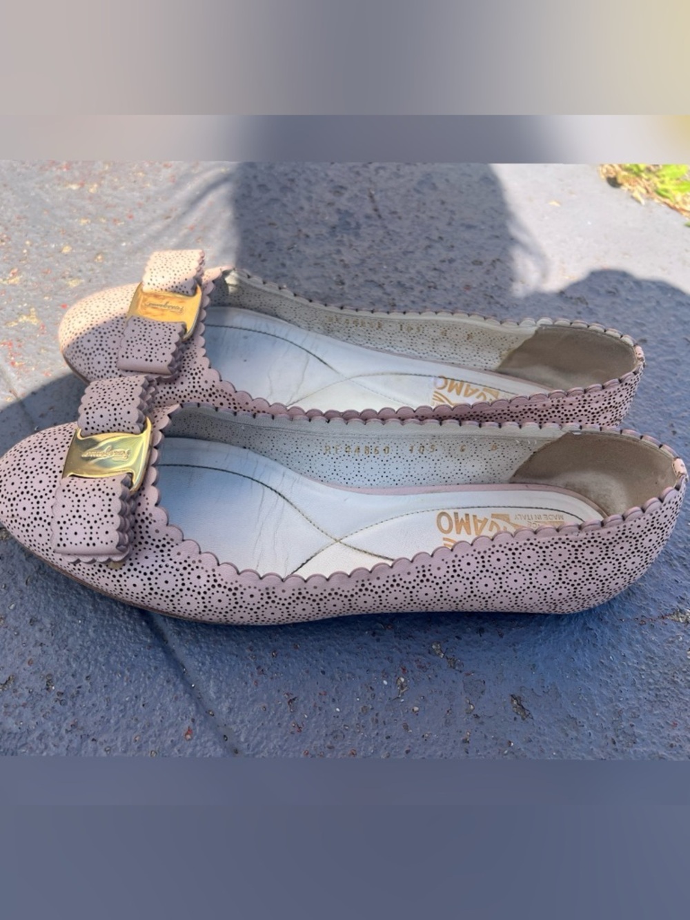 Salvatore Ferragamo Varina lace ballet flats perforated Vara
Pink Bow Leather 6B